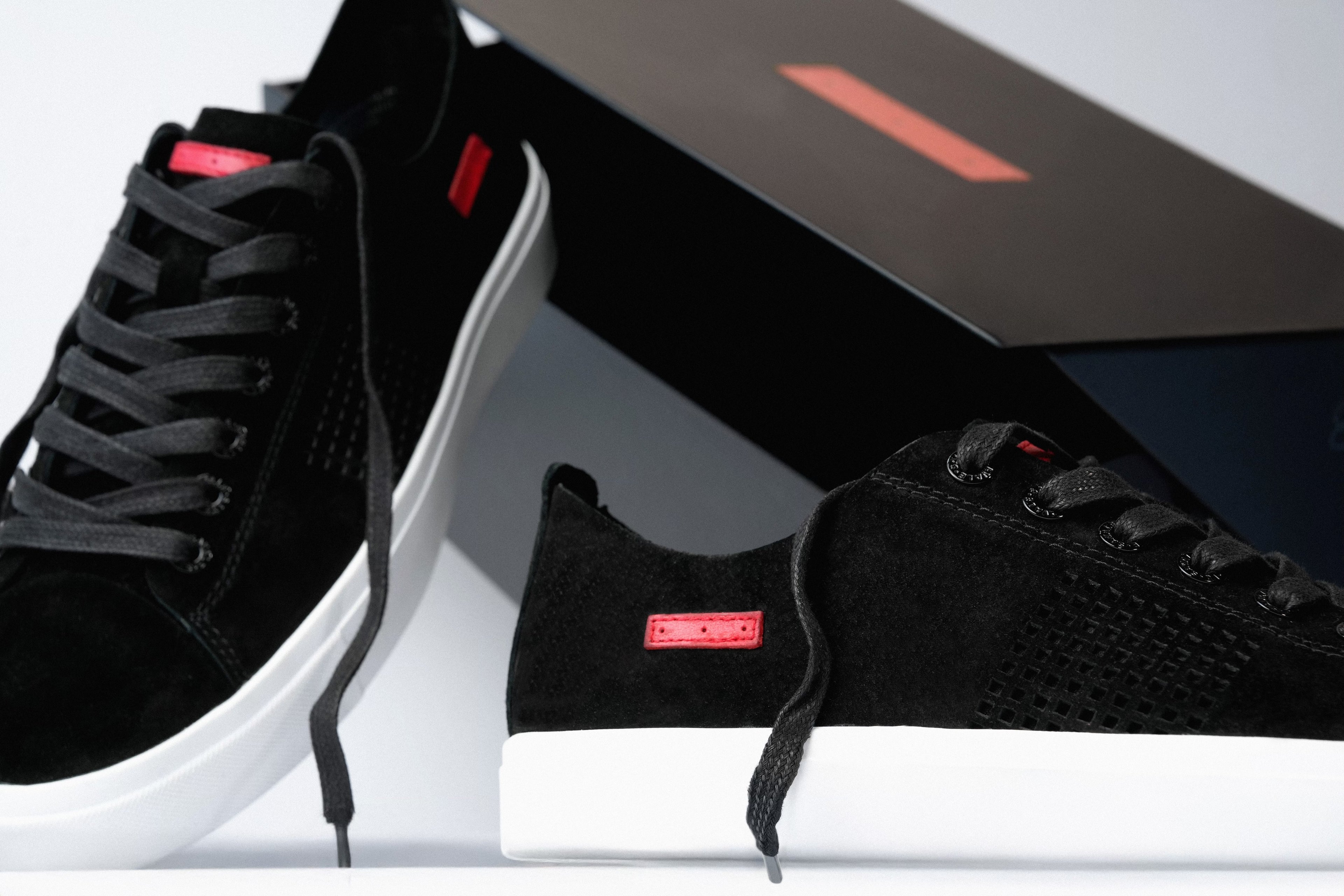 Seika / Black Pig Suede / White