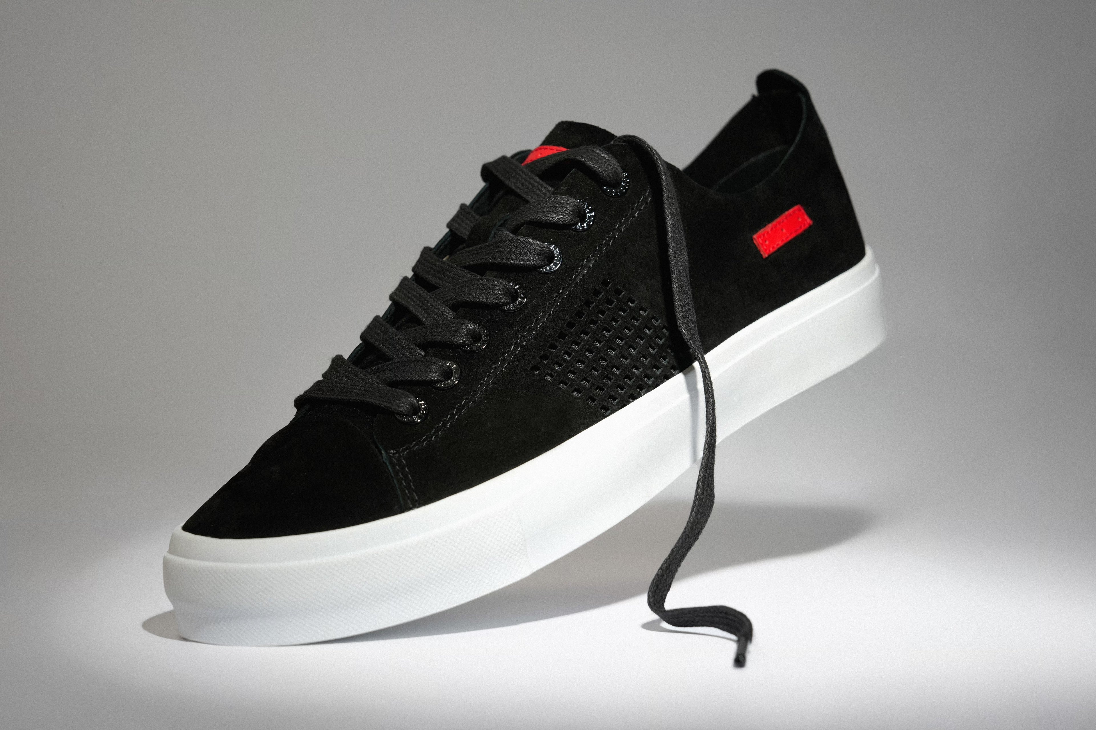 Seika / Black Pig Suede / White