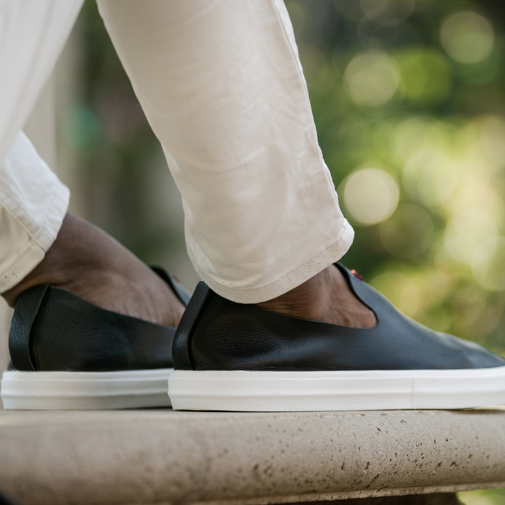 Glover / Black Full-Grain Leather / White