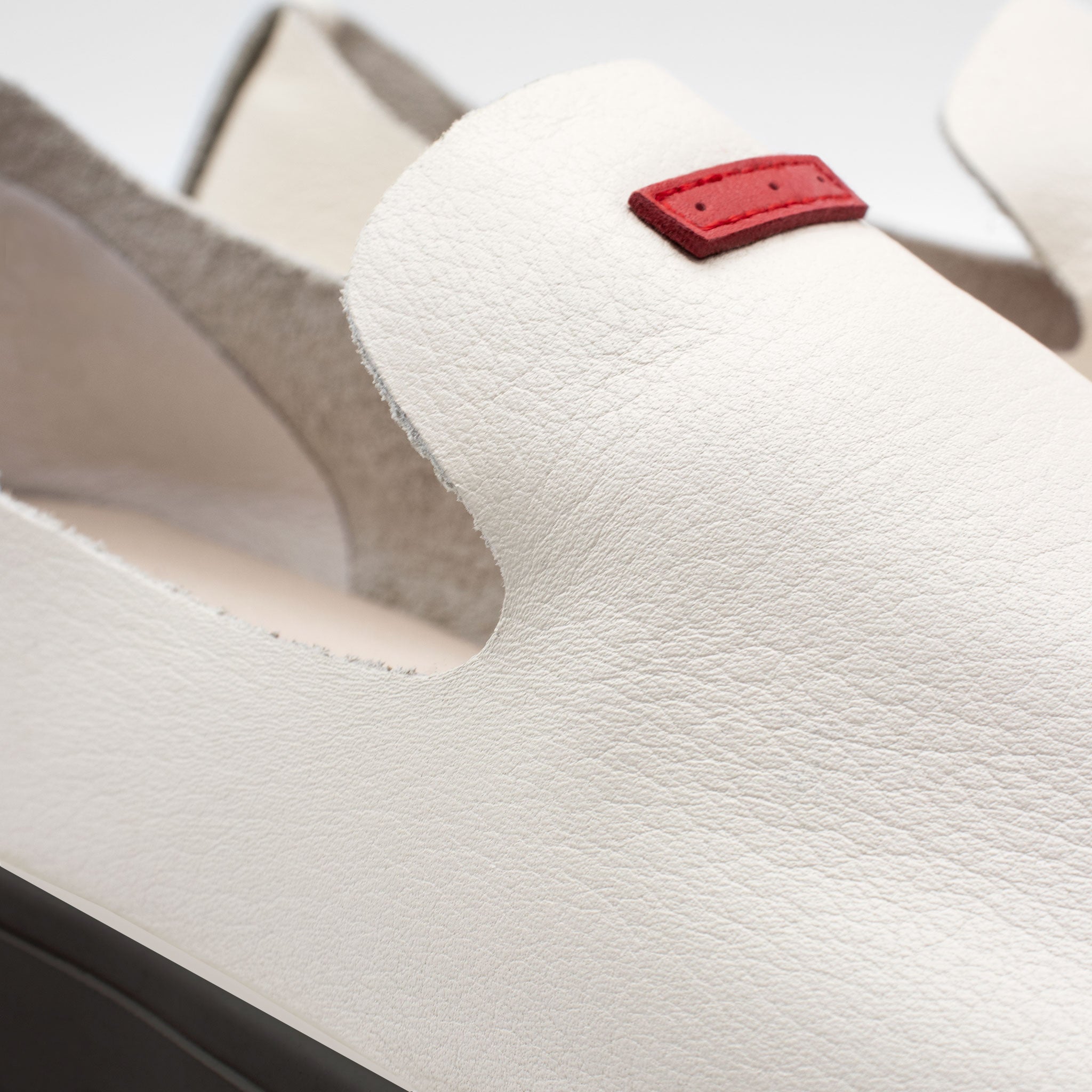 Glover / Bone Full-Grain Leather / Black