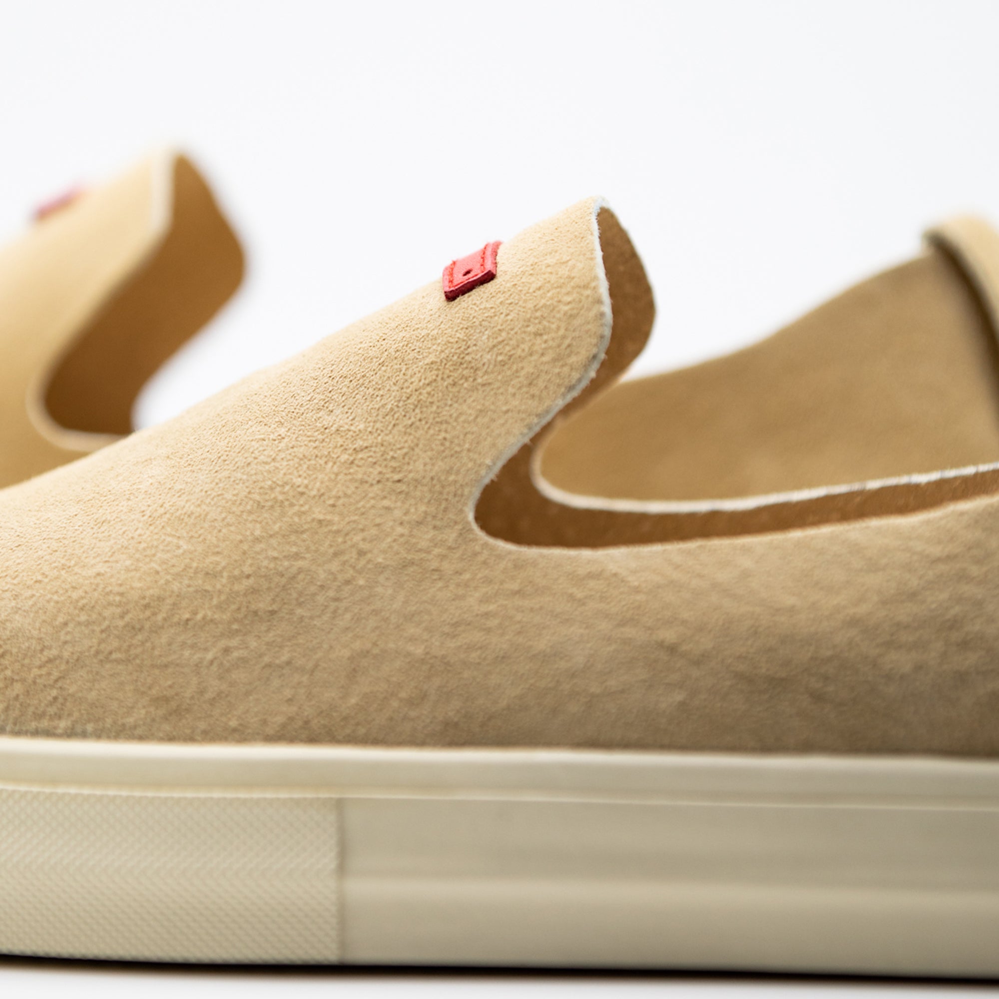 Glover / Tan Pig Suede / White